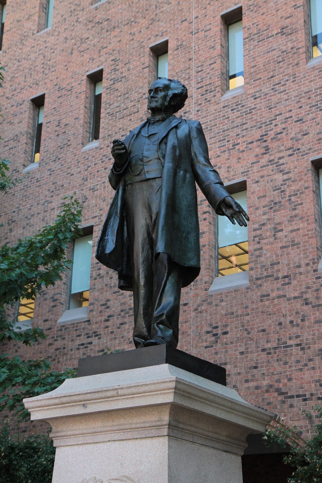 Samuel David Gross monument, Jefferson Medical School, Philadelphia - 03.JPG